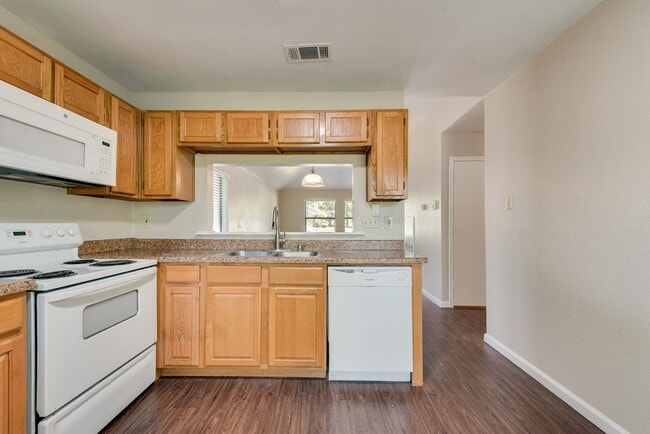 Building Photo - 208 E Denton Dr
