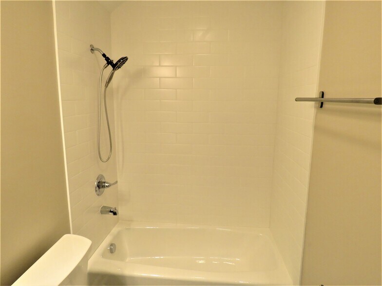 Building Photo - 509 E 7th St