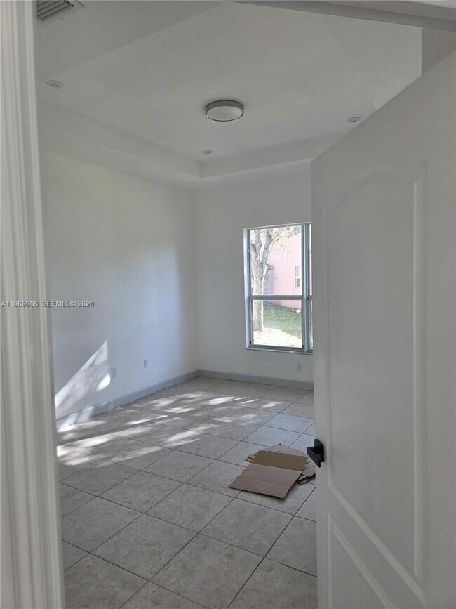 Building Photo - 3930 NE 12th Dr