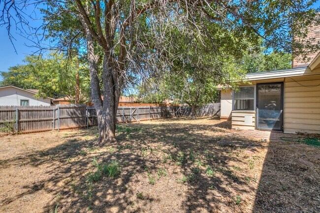 Building Photo - PAY NO SECURITY DEPOSIT! Spacious 3-bedroo...