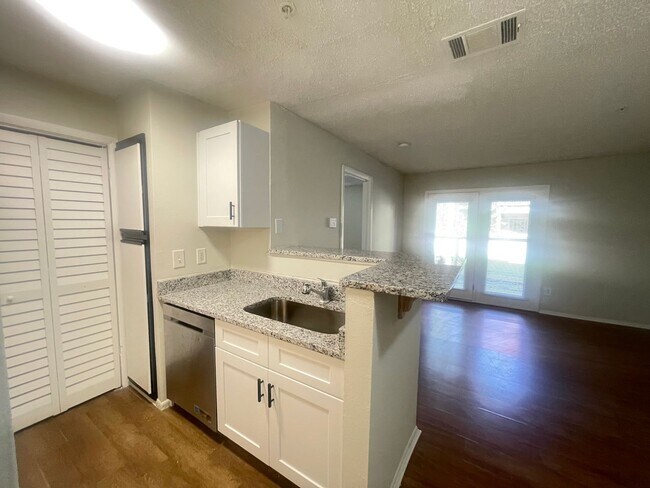 Building Photo - 1 Bed / 1 Bath Condo in Gated Comm. In Alt...