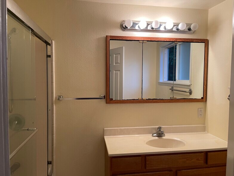 Master bath - 1816 N 145th St