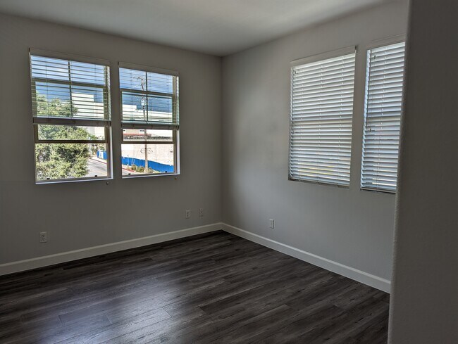 Guest bedroom - 305 W Duarte Rd