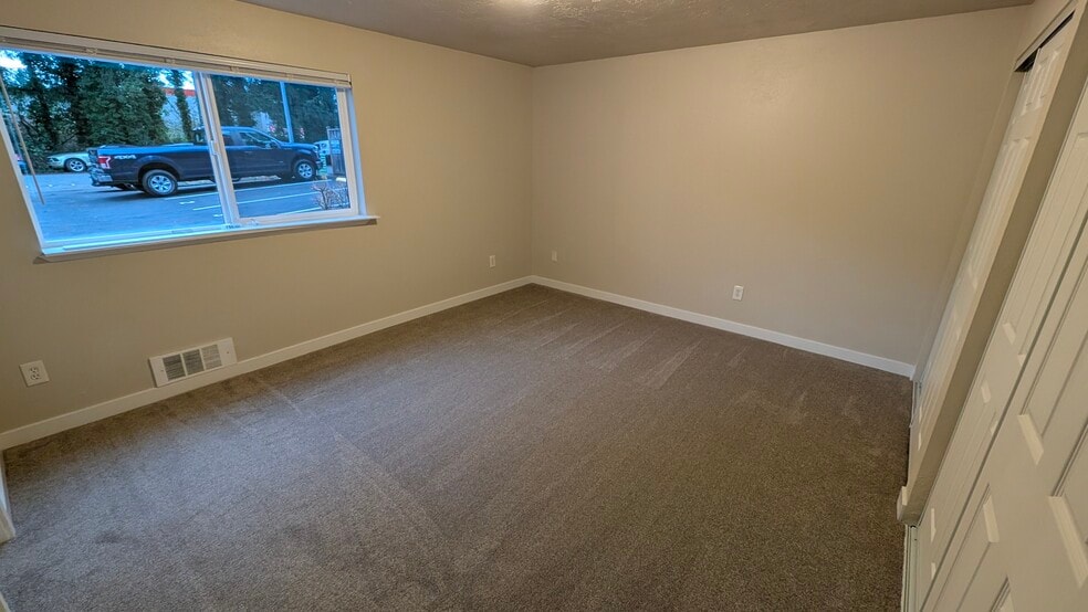 Top-of-the-line new carpet - 12817 4th Dr SE