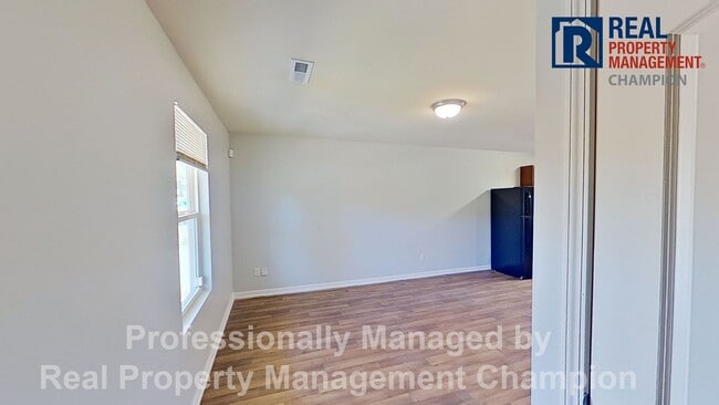 Building Photo - Adorable 3 BD 1.5 BA Home on Corner Lot with Fenced Back Yard