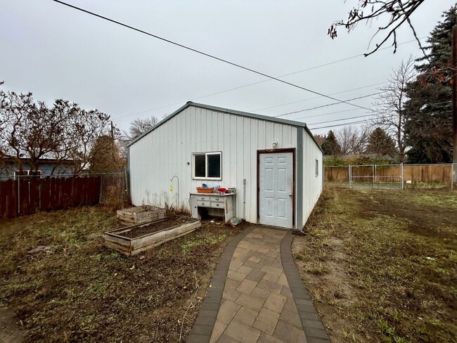 Building Photo - Spacious Single-Story Home on Corner Lot