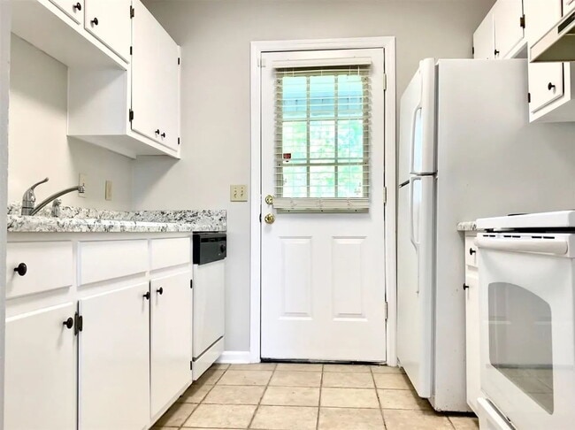 Building Photo - Affordable 4/3 Townhome in Timberwood
