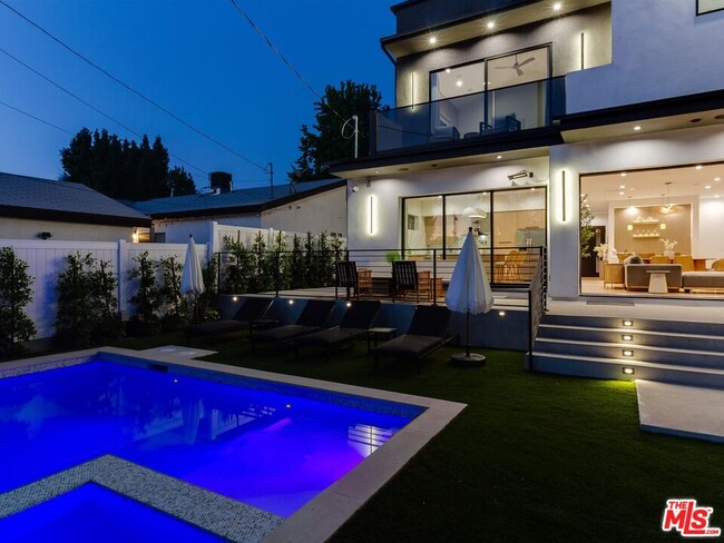 Building Photo - 5929 Hesperia Ave