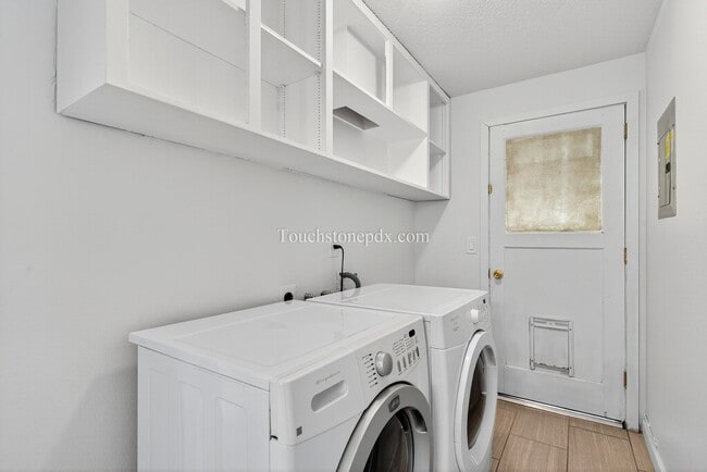 Building Photo - Tranquil West Linn Living Near Parks and S...