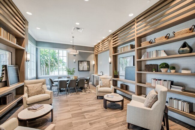 Building Photo - 2/2+Den Coach Home Available Annually!