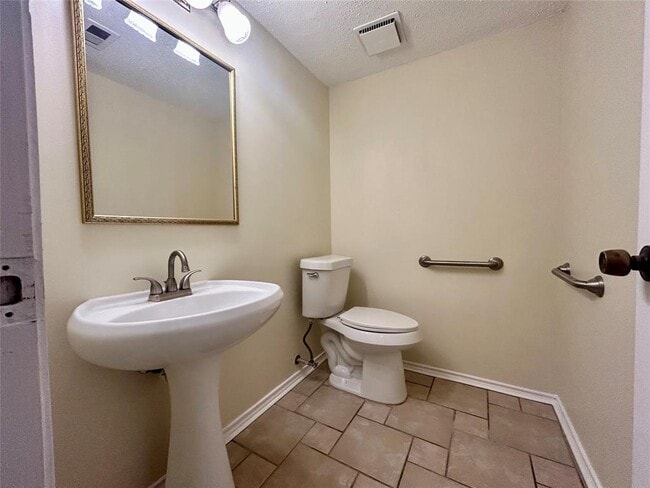 Building Photo - 2456 Country Club Dr