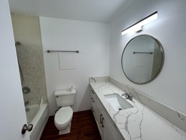 Building Photo - Updated 1-BR, 1-BA with 1-parking