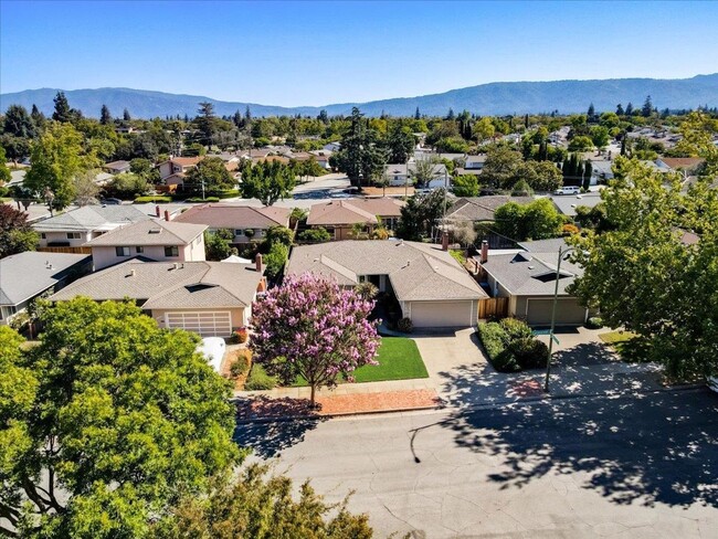 Building Photo - 4 Bedroom Home in Strawberry Park Stunner