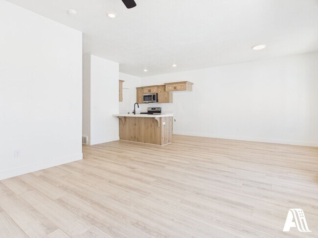 Building Photo - 443 E 650 N