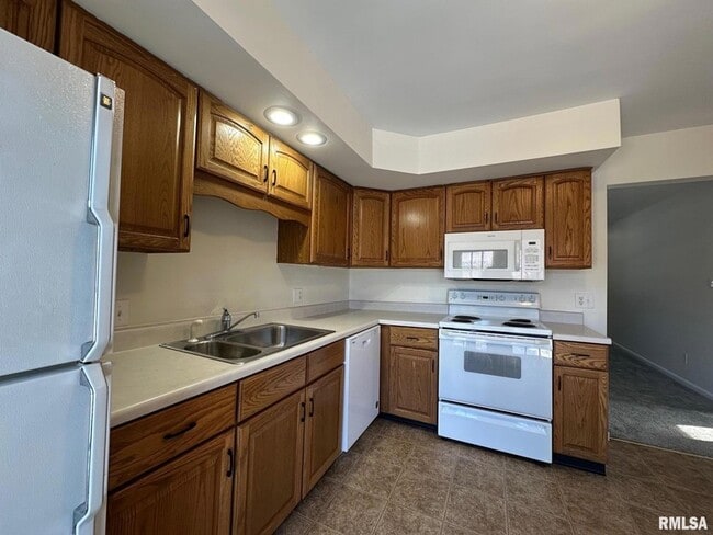 Building Photo - 2403 Lynnhaven Dr