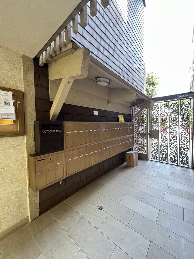 Building Photo - 6526 Ocean Crest Dr