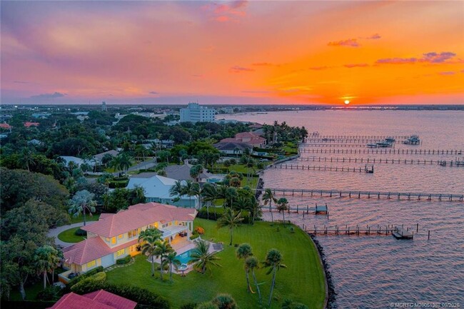 Building Photo - 901 SE Riverside Dr