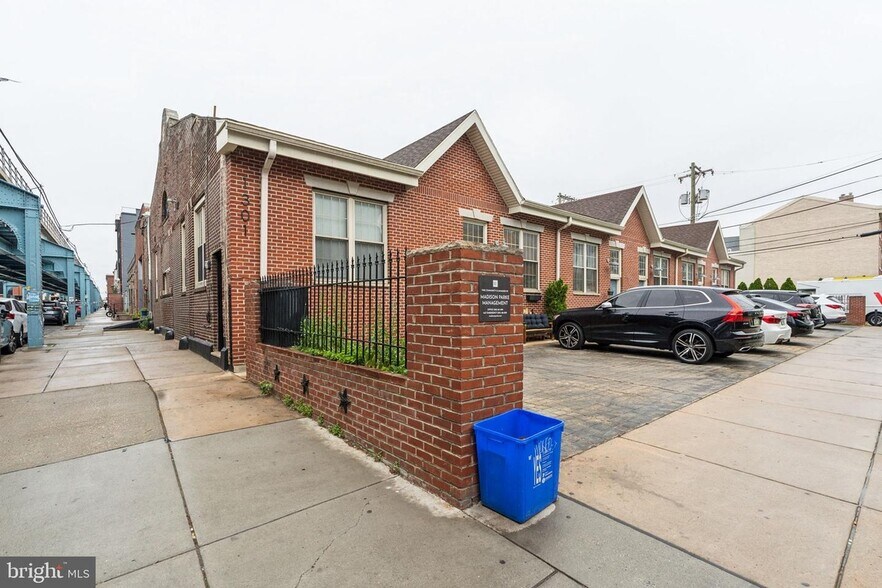 Building Photo - 1301 N Front St