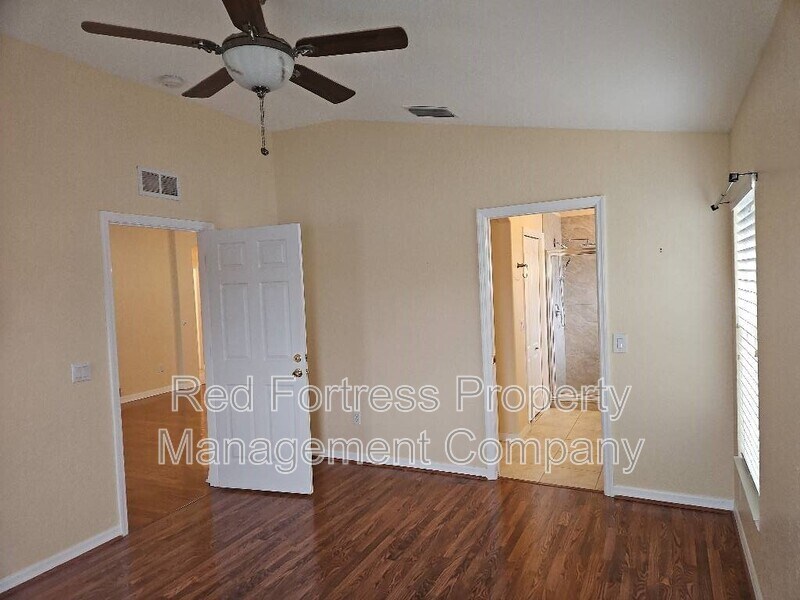 Building Photo - 1556 Scarlett Ave