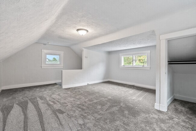 Building Photo - 2242 Manor Ave