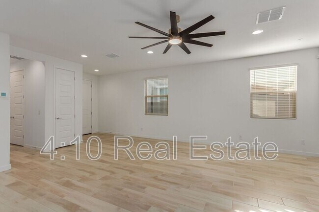 Building Photo - 2222 E Palmdale Ln