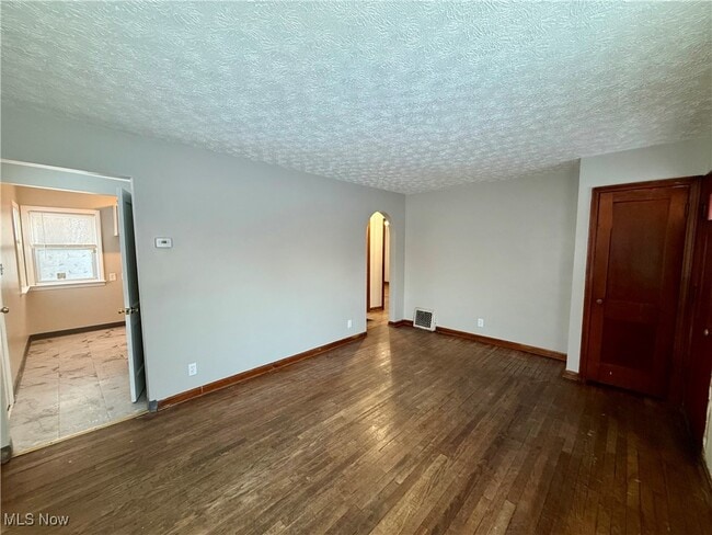 Building Photo - 912 E Archwood Ave