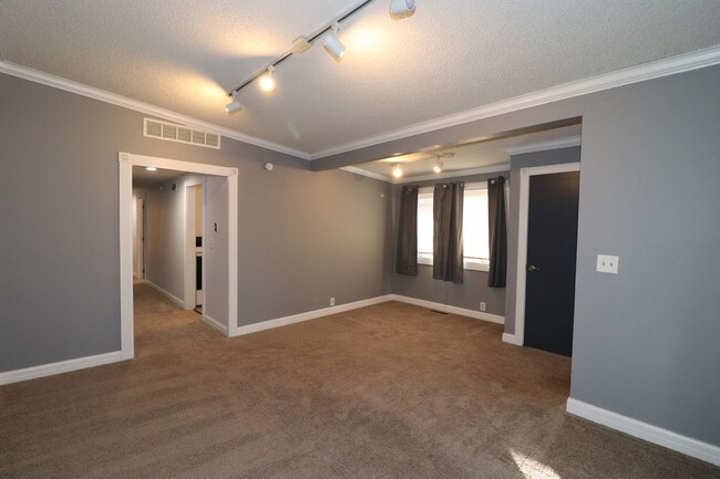 Building Photo - Spacious Duplex for Rent