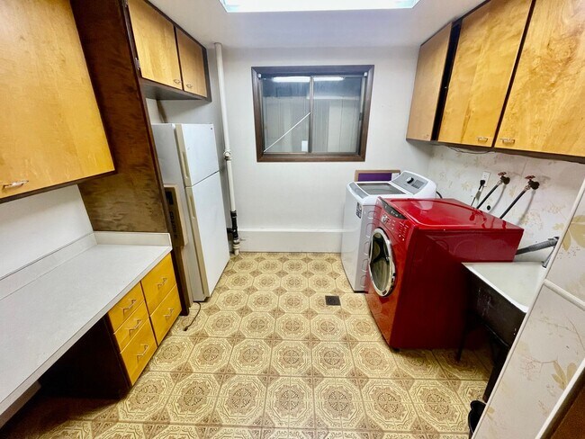 Building Photo - Sprawling 5bd/3bath Split-Level Home | Sto...