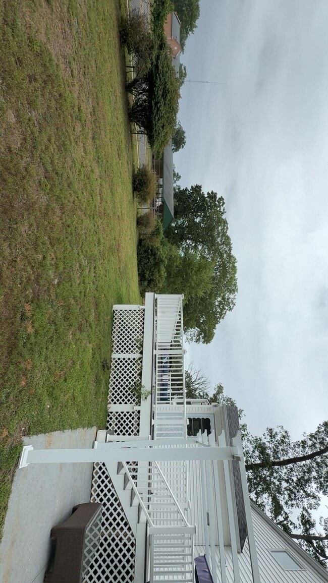 Building Photo - 17 Roslyn Dr