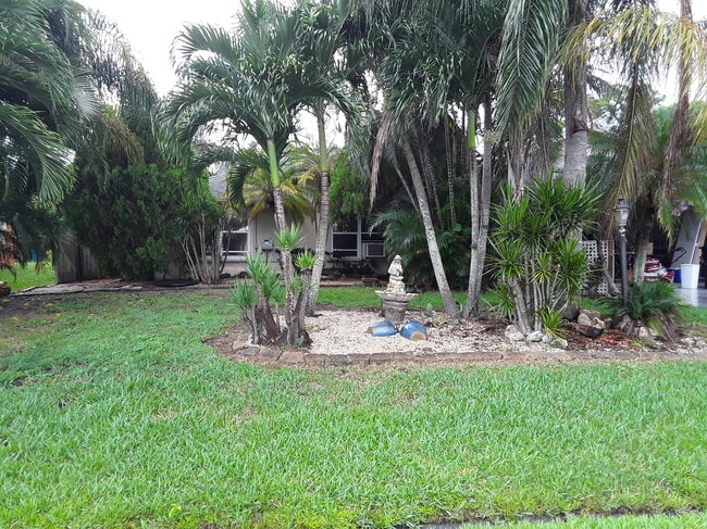 Building Photo - 118 SW Fairway Ave