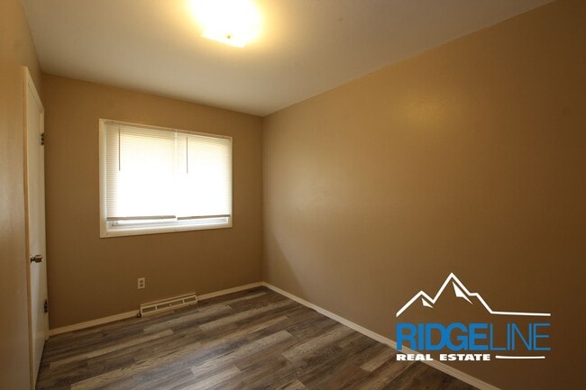 Building Photo - East-End Home with Large Garage for Lease!