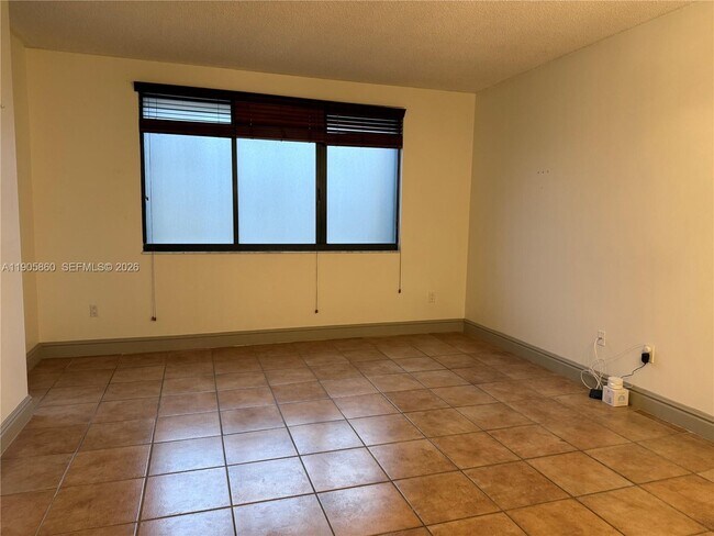 Building Photo - 540 Brickell Key Dr