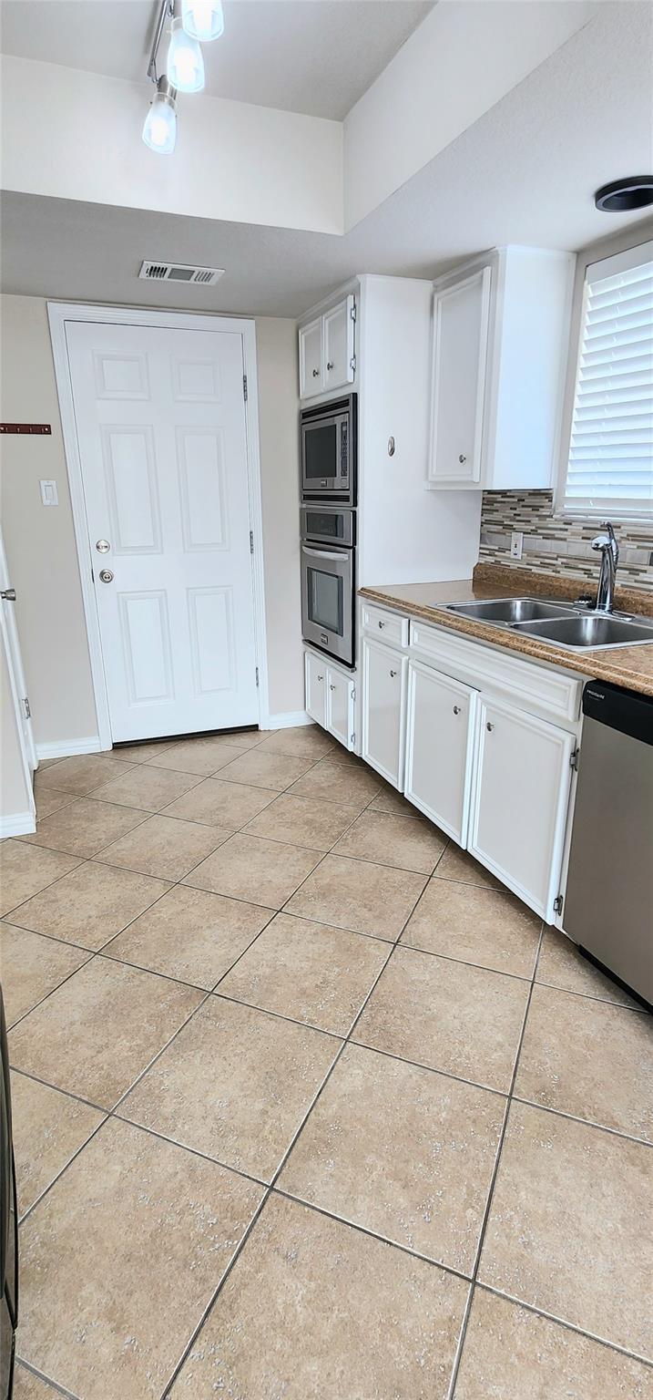 Building Photo - 1701 Brokenshoe Dr
