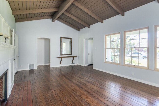 Building Photo - 4668 St Clair Ave