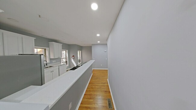 Building Photo - 1831 W Diamond St
