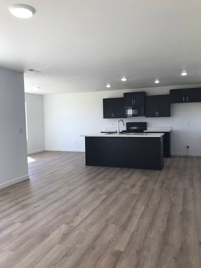 Building Photo - Executive Rental -  4 Bedroom 3 Baths