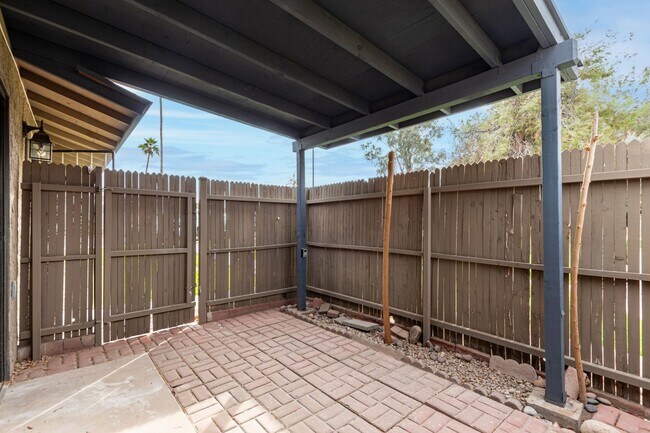 Building Photo - 2 Bedroom 1 Bath Condo in Desirable Chandl...