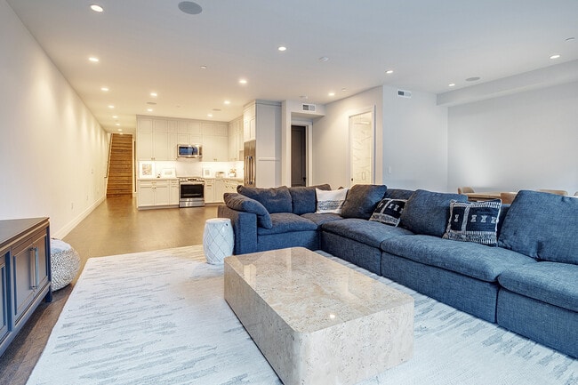 Building Photo - 463 Duncan St