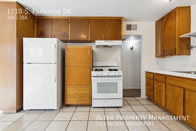 Building Photo - 1710 S Parkside Dr
