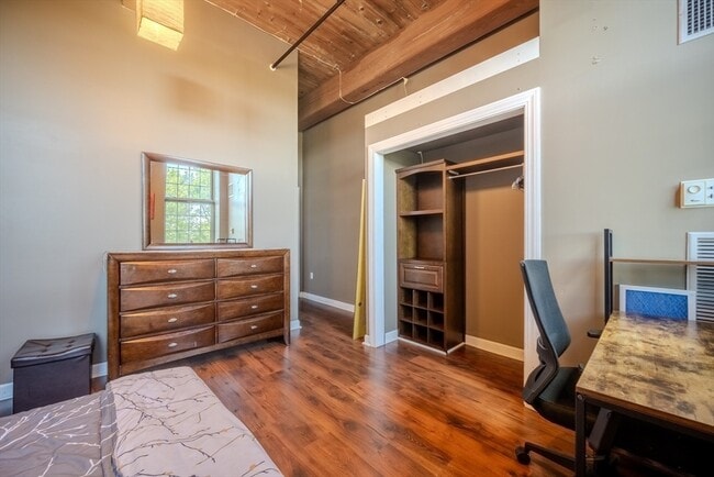 Building Photo - 52 Lawrence Dr