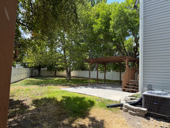 Building Photo - 799 Country Club Dr