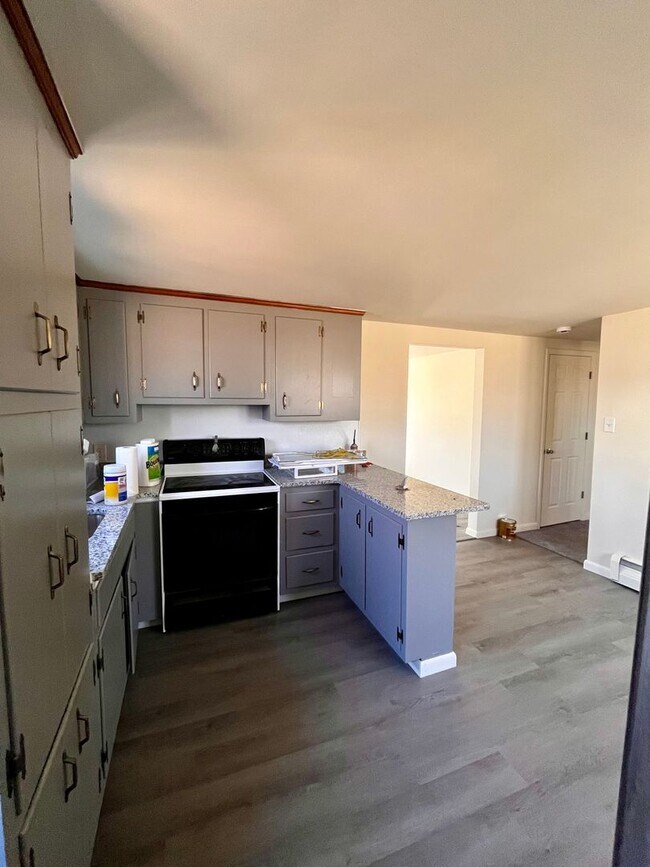 Building Photo - 4 Bed Single Family Home Available Now!