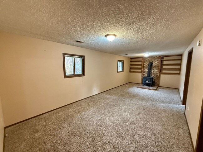 Building Photo - Large 4 Bedroom/2 Bath Bi-Level Home with attached 2 Car Garage in North Loveland