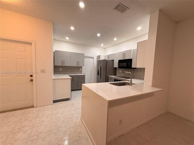 Building Photo - 2078 Madeira Dr
