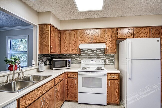 Building Photo - West Gate Area | LaCoruna Courts| Townhome | Unfurnished