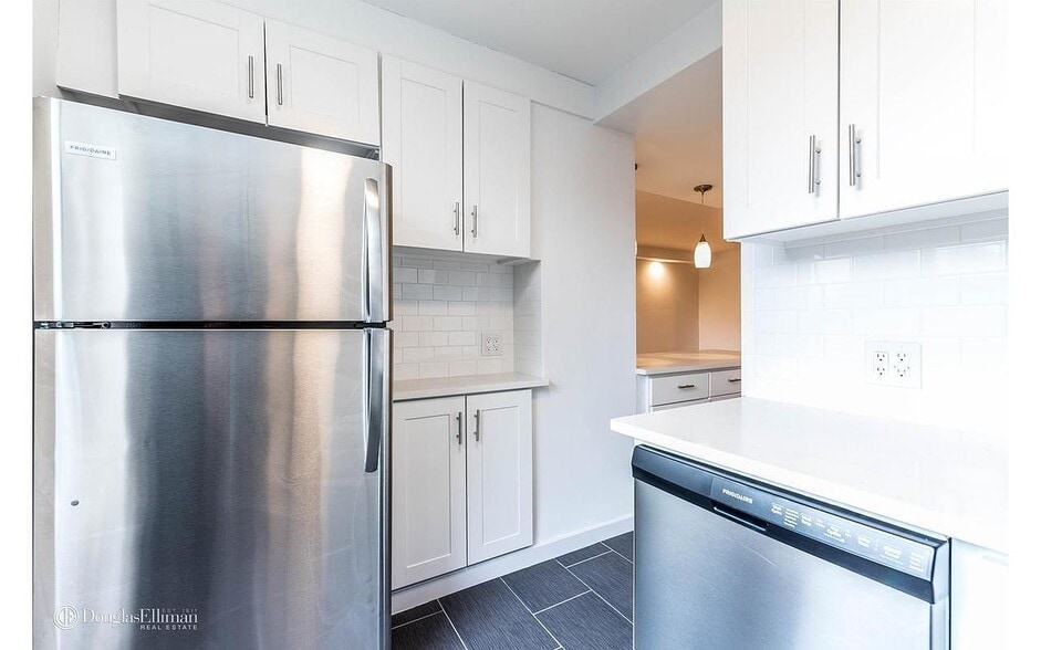 Building Photo - 35-50 85th St