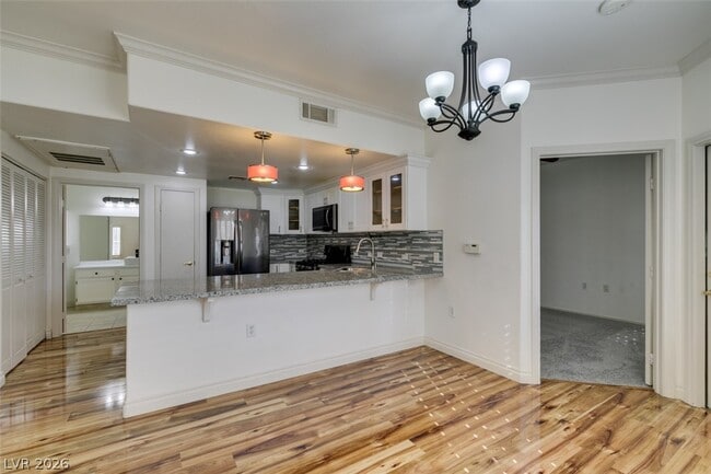 Building Photo - 3400 Cabana Dr