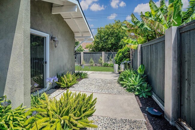 Building Photo - 2850 Tabago Pl