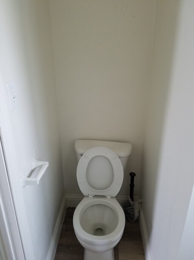 Building Photo - 518 Needham St