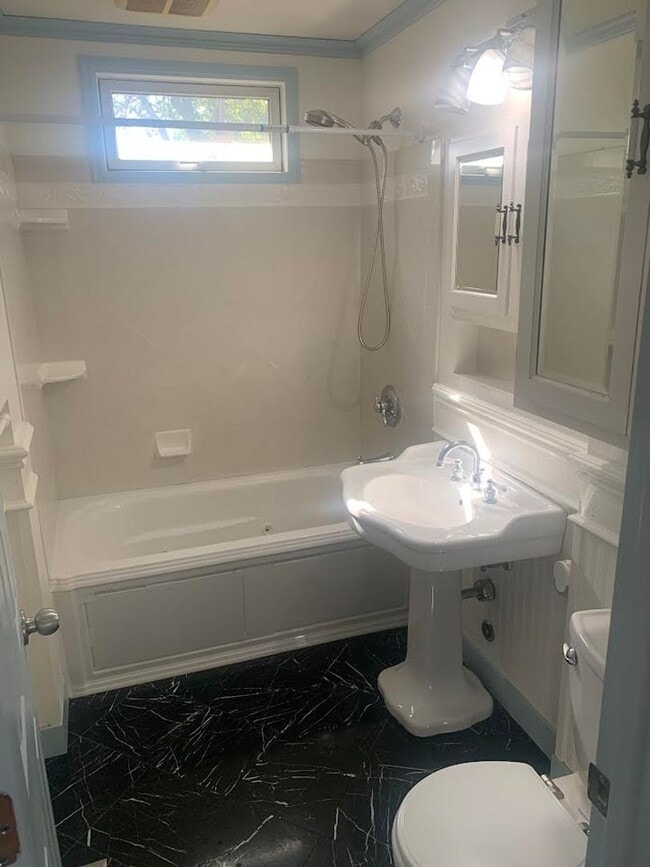 Building Photo - Colonial Style Home on Park-Like Grounds